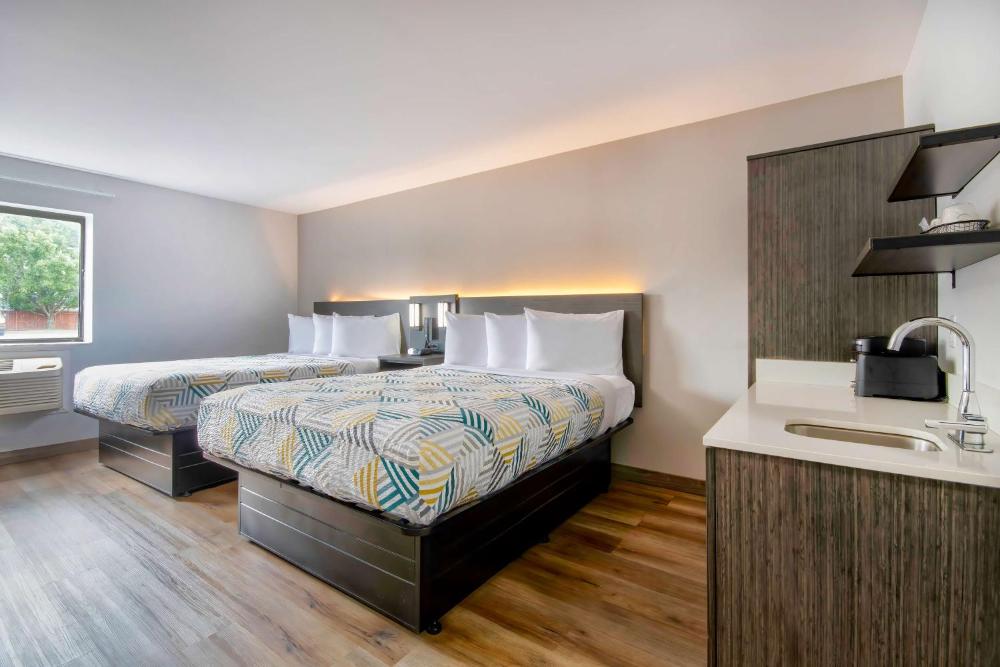 Deluxe Queen Room with Two Queen Beds - Non-Smoking interior
